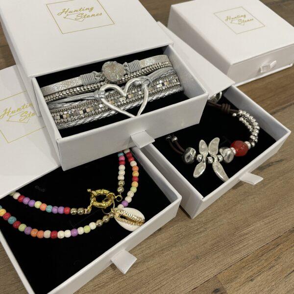 Hunting Stones Quality Pearl White Gift Box (D) 10 x 10 x 3.5cm